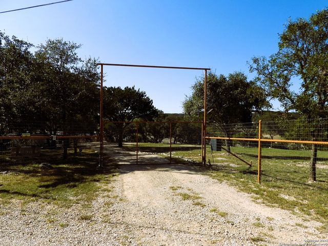 196 Whispering Oak Lane, Lakehills, TX 78063