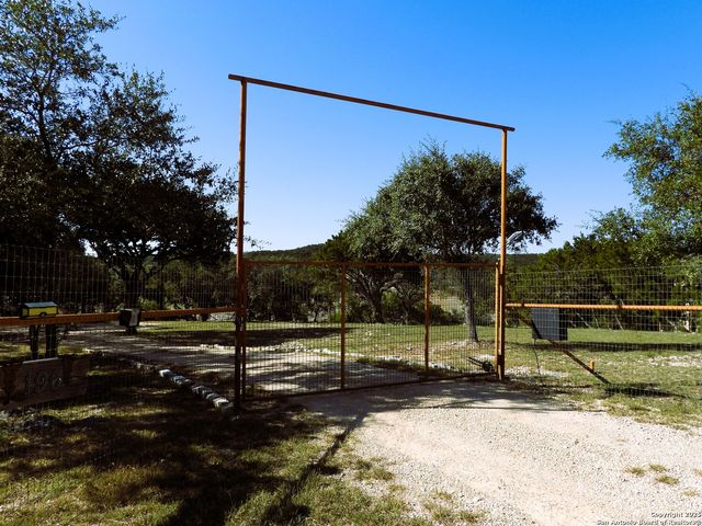 196 Whispering Oak Lane, Lakehills, TX 78063