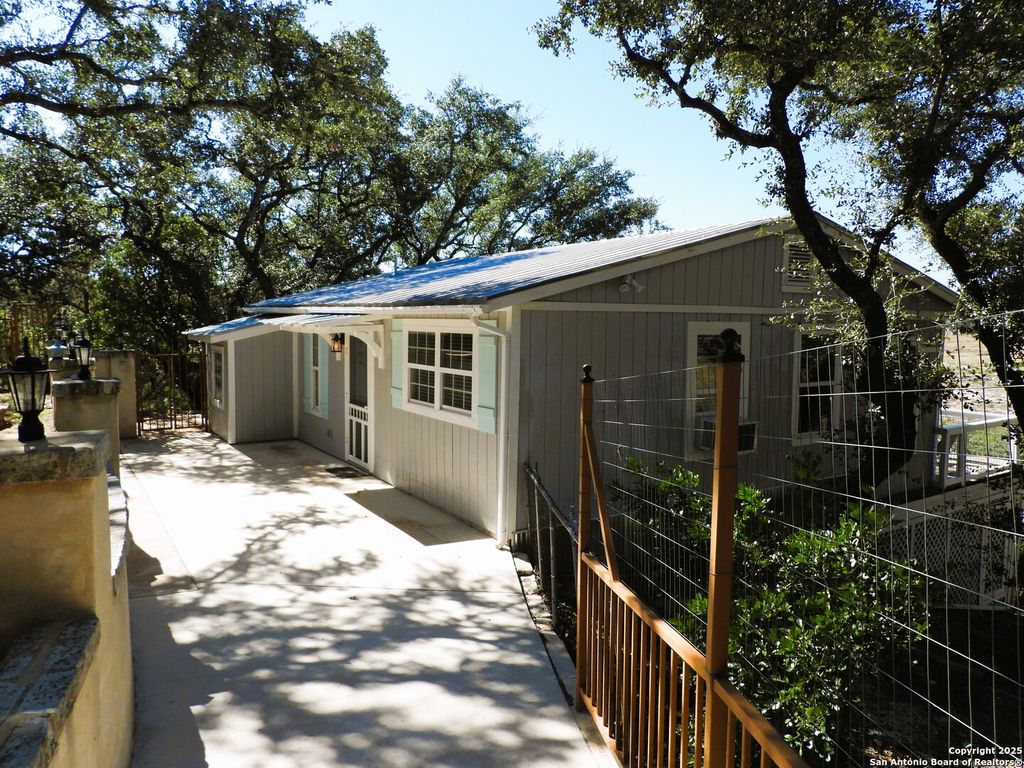 196 Whispering Oak Lane, Lakehills, TX 78063