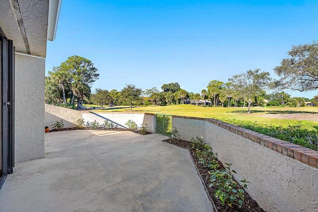 37 Edinburgh Drive, Palm Beach Gardens, FL 33418