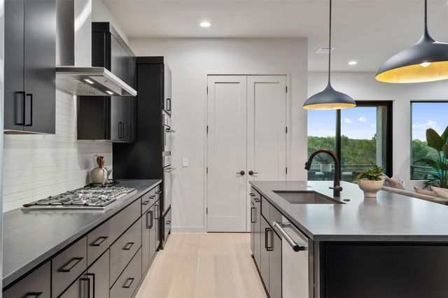 9803 Ribelin Ranch CT 6, Austin, TX 78750
