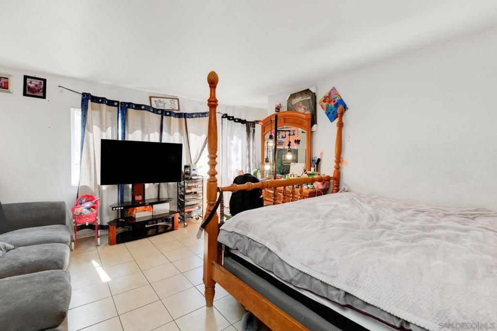 Image 2 of property listing at 1328 Buena St, Oceanside, CA 92058