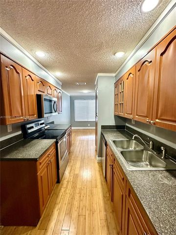 8253 NW 8th Pl 2, Plantation, FL 33324