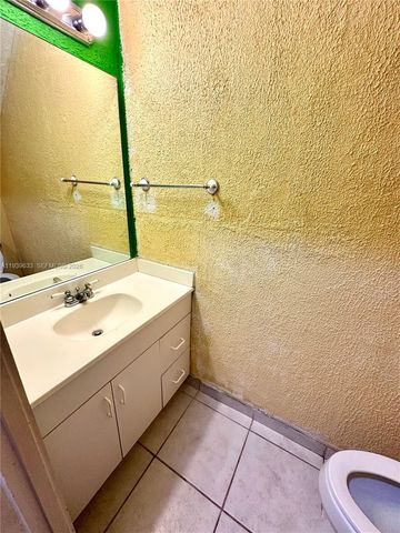 8253 NW 8th Pl 2, Plantation, FL 33324