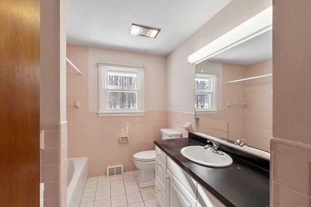 13 Gardner St, Fitchburg, MA 01420