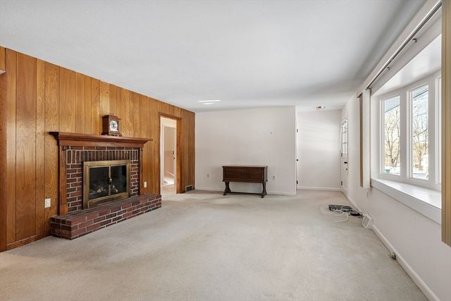 13 Gardner St, Fitchburg, MA 01420