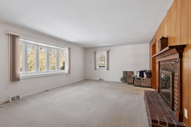 13 Gardner St, Fitchburg, MA 01420