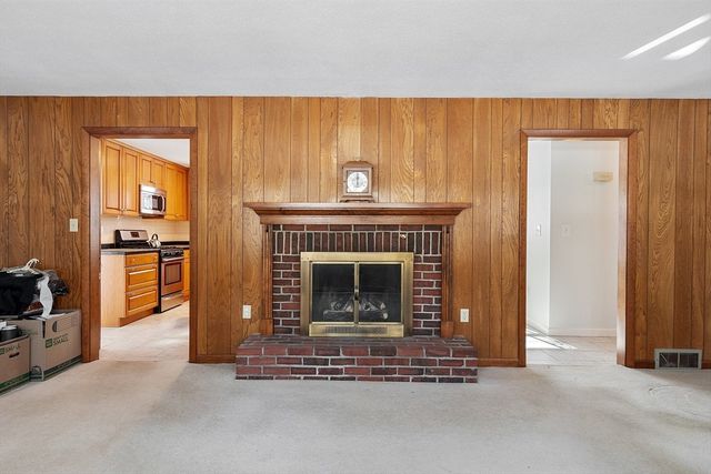 13 Gardner St, Fitchburg, MA 01420