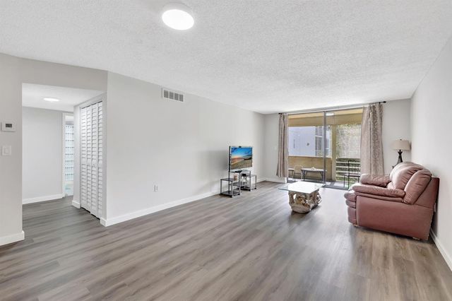 2800 Somerset Drive 218j, Lauderdale Lakes, FL 33311