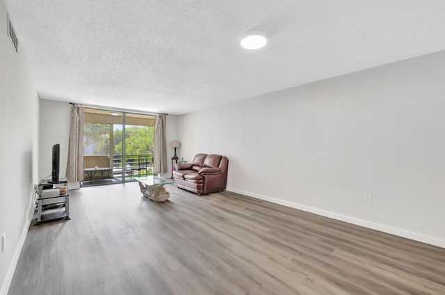 2800 Somerset Drive 218j, Lauderdale Lakes, FL 33311