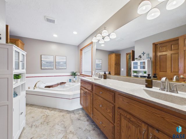 1312 S Honeysuckle Trl Trail, Sioux Falls, SD 57106