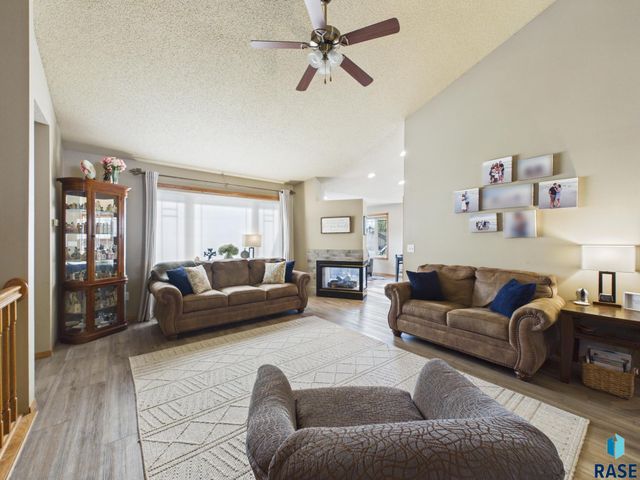 1312 S Honeysuckle Trl Trail, Sioux Falls, SD 57106