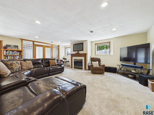 1312 S Honeysuckle Trl Trail, Sioux Falls, SD 57106