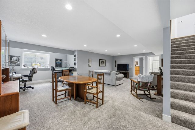 3040 Sunflower Street, Ely, IA 52227