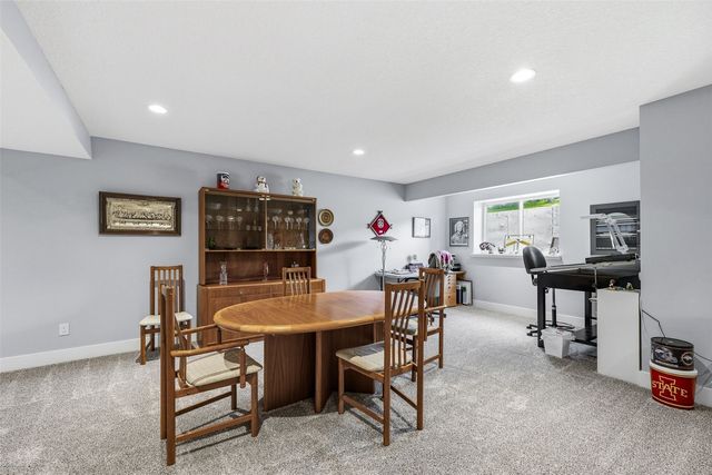 3040 Sunflower Street, Ely, IA 52227