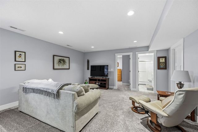 3040 Sunflower Street, Ely, IA 52227
