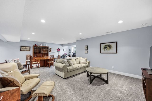 3040 Sunflower Street, Ely, IA 52227