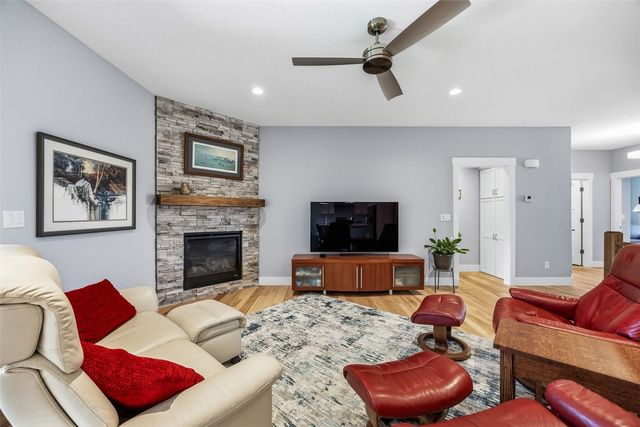 3040 Sunflower Street, Ely, IA 52227