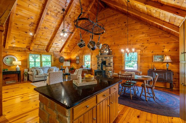 635 LAUREL RIDGE RD, Reinholds, PA 17569