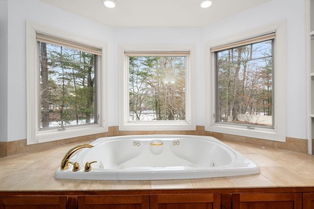 7 Pettee's Pond Lane, Walpole, MA 02081