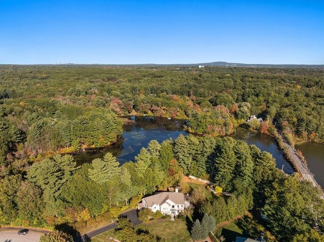 7 Pettee's Pond Lane, Walpole, MA 02081