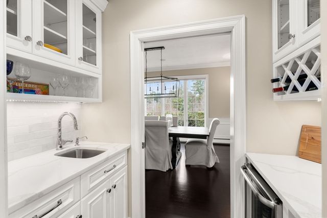 7 Pettee's Pond Lane, Walpole, MA 02081