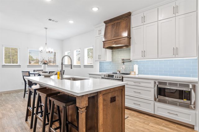 696 N Center Street, Arlington, TX 76011
