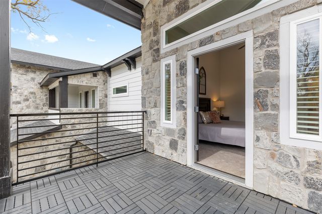 696 N Center Street, Arlington, TX 76011