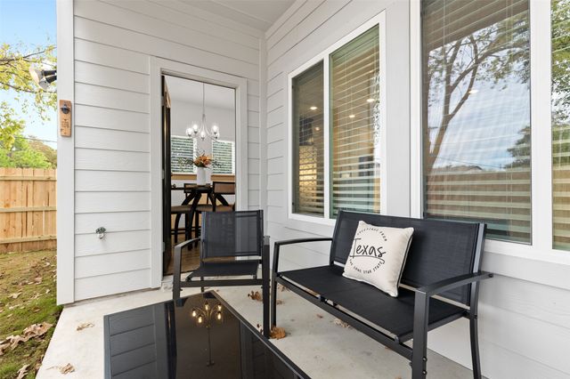 696 N Center Street, Arlington, TX 76011
