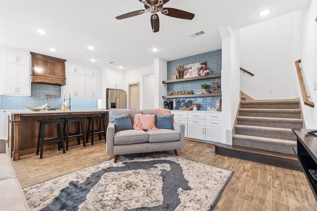 696 N Center Street, Arlington, TX 76011