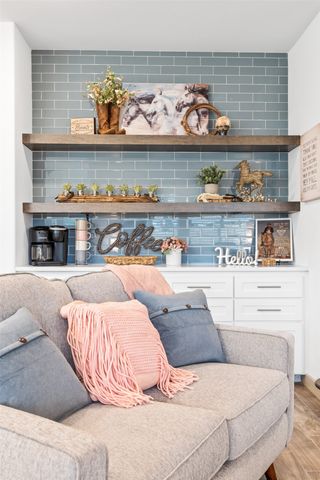 696 N Center Street, Arlington, TX 76011
