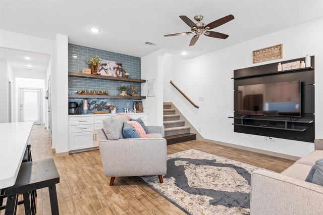 696 N Center Street, Arlington, TX 76011