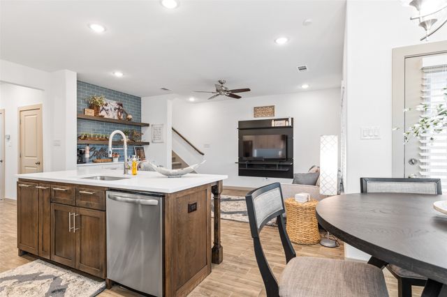 696 N Center Street, Arlington, TX 76011