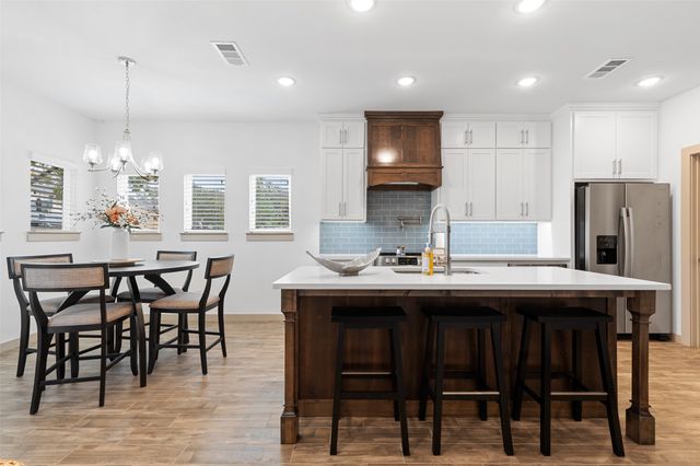 696 N Center Street, Arlington, TX 76011