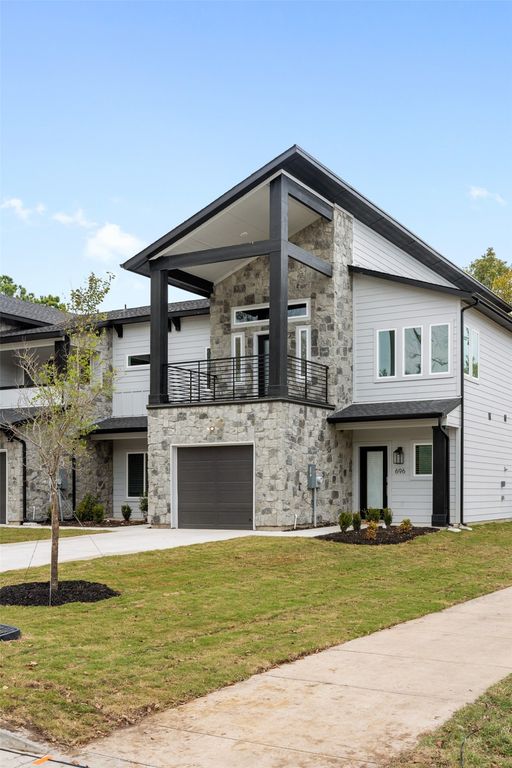 696 N Center Street, Arlington, TX 76011
