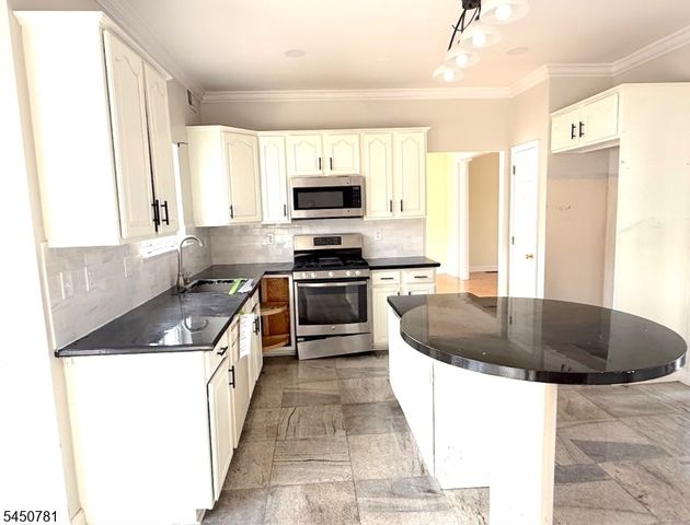 11 Decicco Dr, Raritan Boro, NJ 08869