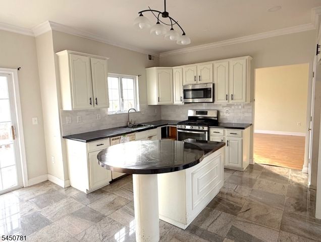 11 Decicco Dr, Raritan Boro, NJ 08869