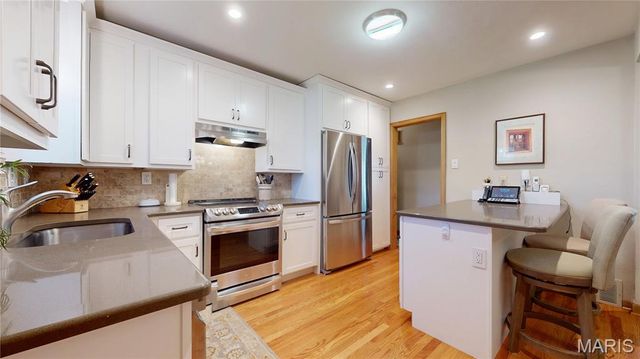 9334 Litzsinger Road, Rock Hill, MO 63144