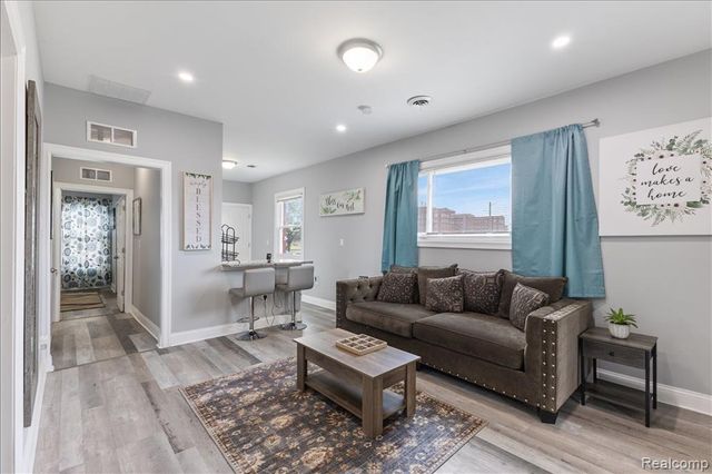 885 Clairmount Street, Detroit, MI 48202