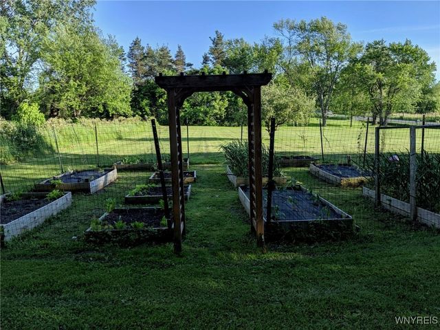 1009 Two Rod Road S, Marilla, NY 14102