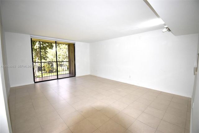 8625 NW 8th St 213, Miami, FL 33126