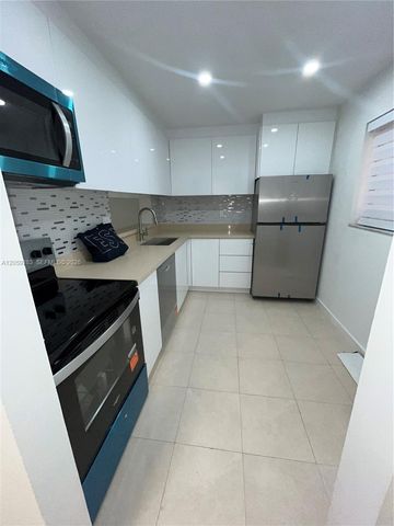 8625 NW 8th St 213, Miami, FL 33126