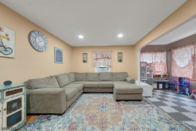 33 E Passaic St, Rochelle Park Twp., NJ 07662