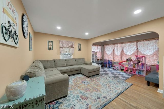 33 E Passaic St, Rochelle Park Twp., NJ 07662