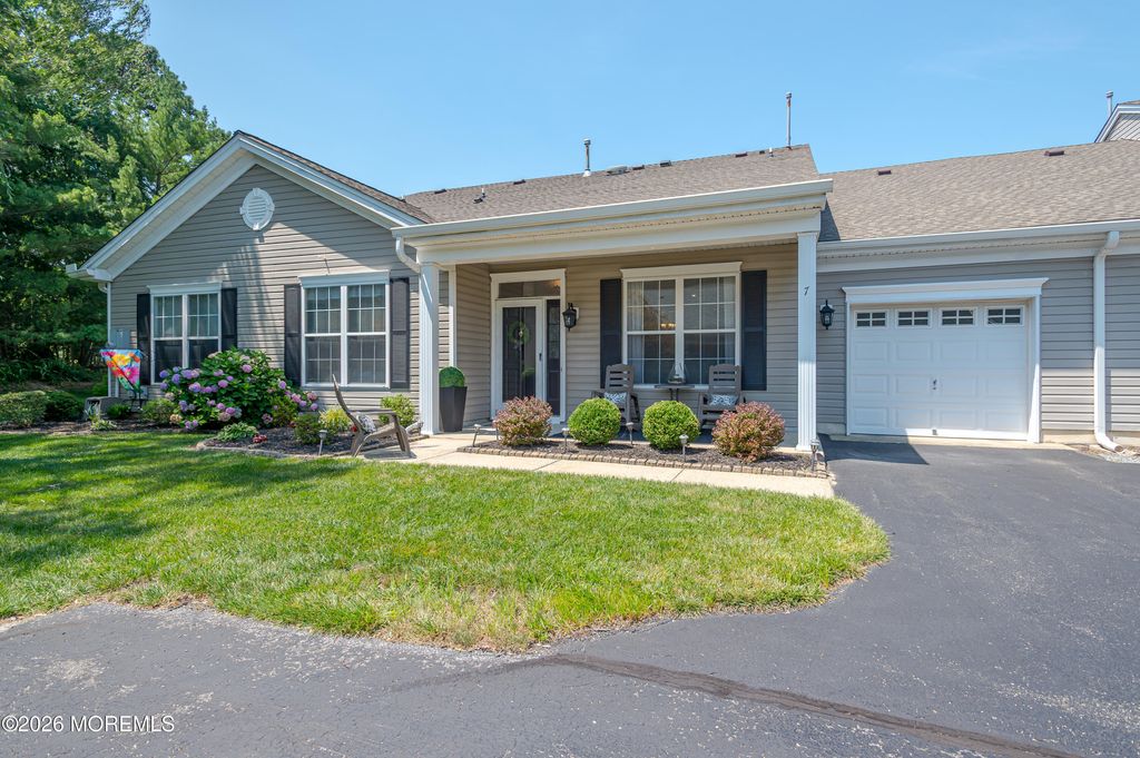 7 Greenwillows Drive, Lakewood, NJ 08701