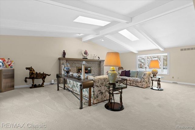 5067 Oakwood Court, Commerce Charter Township, MI 48382