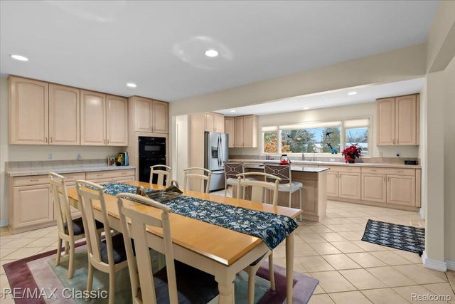 5067 Oakwood Court, Commerce Charter Township, MI 48382