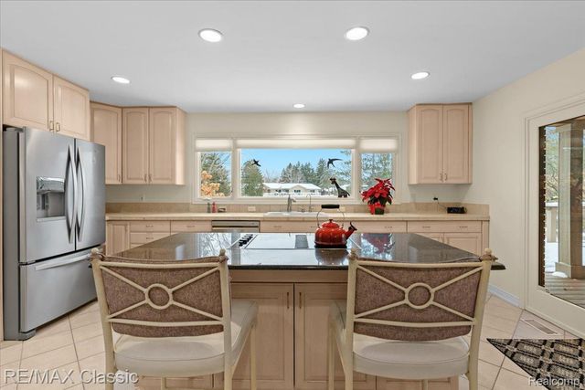 5067 Oakwood Court, Commerce Charter Township, MI 48382