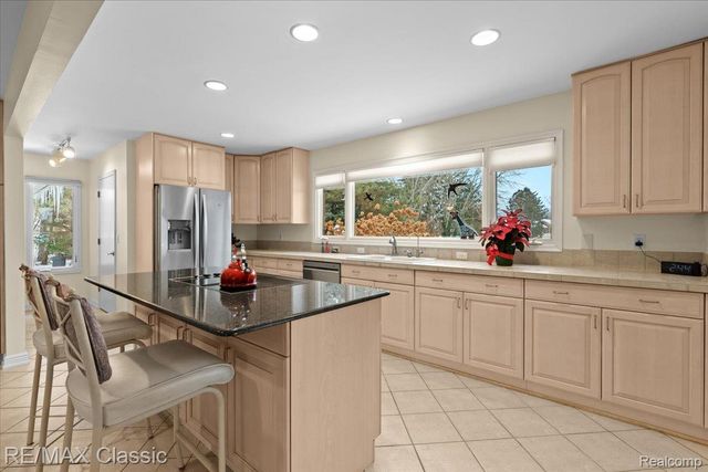 5067 Oakwood Court, Commerce Charter Township, MI 48382