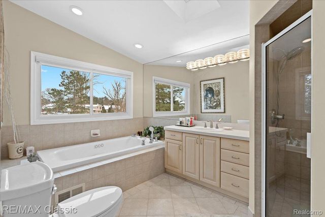 5067 Oakwood Court, Commerce Charter Township, MI 48382